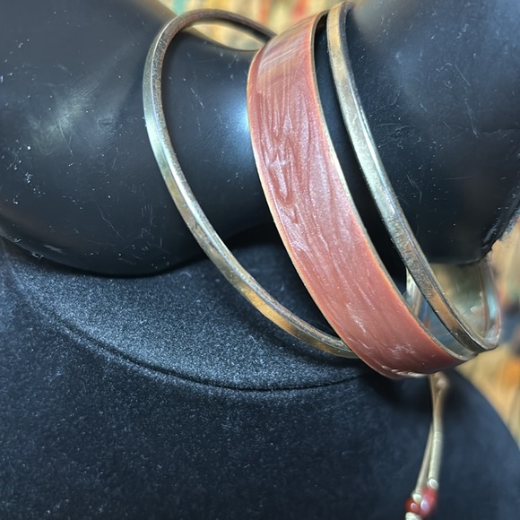 Enameled Metal Pendant 18”L Necklace w 3 Bangles 2.75”D Classy Bohemian EVC - Picture 5 of 16